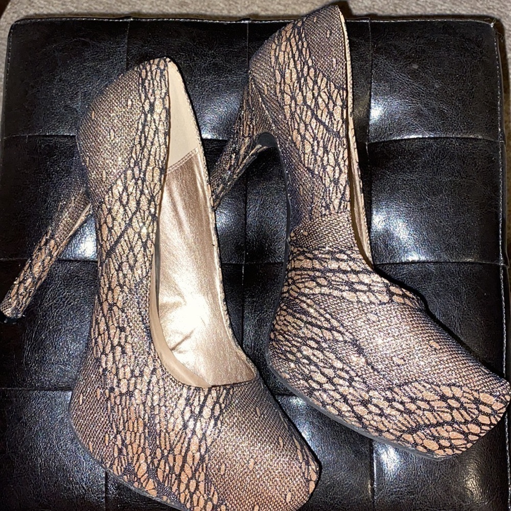 𝅺EUC super sexy platforms. Gold and black lace